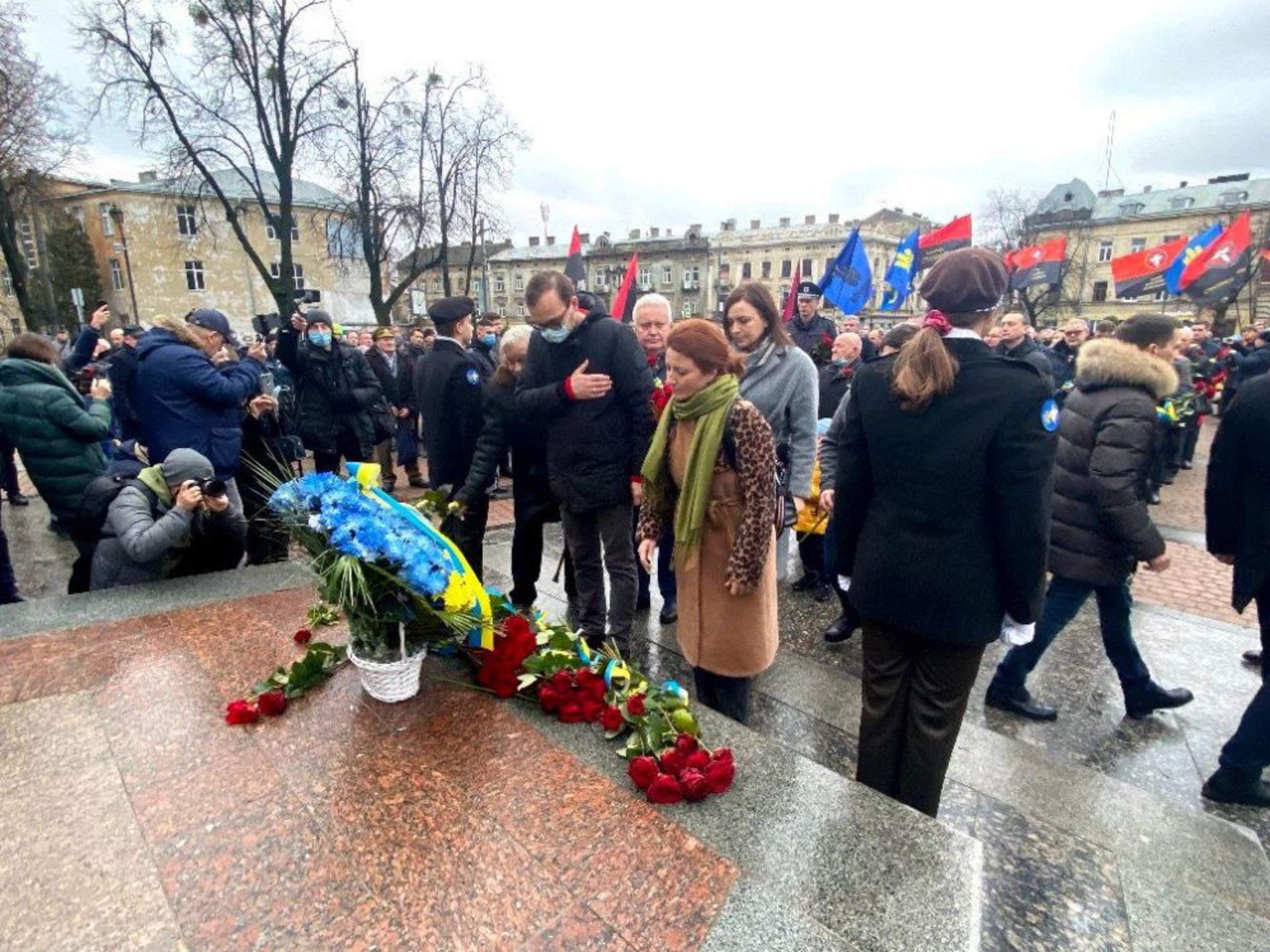 Садовий, Козицький і Гримак не прийшли покладати квіти до пам’ятника Степану Бандері, фото ЛМР