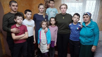Батьки підірвалися на міні: вісьмох дітей-сиріт всиновив їхній 24-річний дядько-військовий