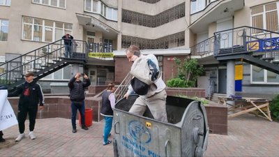 Екс-нардепа Тараса Чорновола кинули у сміттєвий бак (ФОТО, ВІДЕО)
