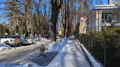 У Львові готель привласнив паркомісце