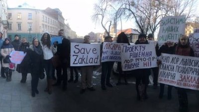 Львівську облраду пікетують через створення ОТГ