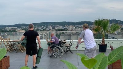 У Львові на даху лікарні захисники займаються йогою