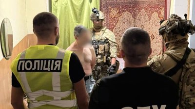 Фото затримання підозрюваного у вбивстві Парубія