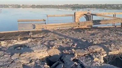 Біля Антонівського мосту чутно вибухи й спалахнула пожежа