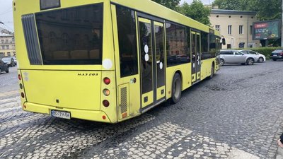 У Львові водій комунального автобусу хамив пасажирам
