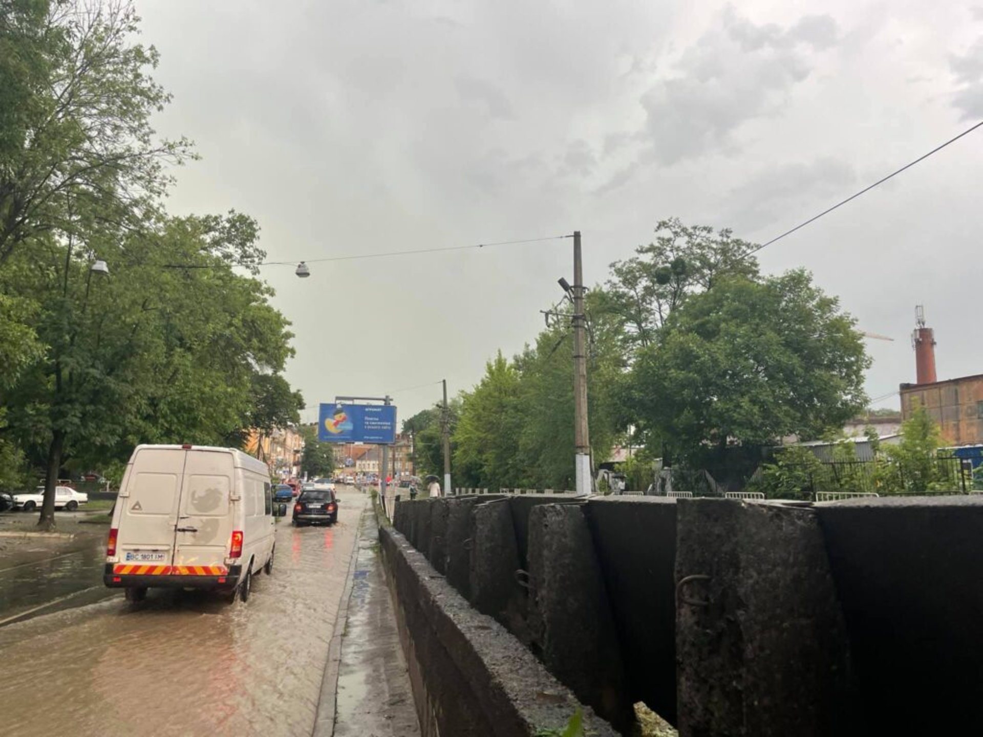 У Львові затопило вулицю Сахарова, фото Зручне місто