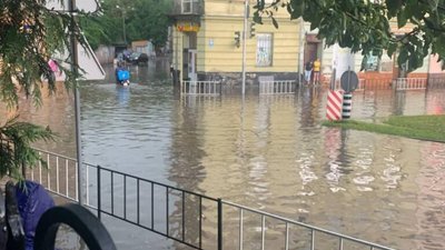 У Львові затопило Привокзальну площу (ФОТО, ВІДЕО)