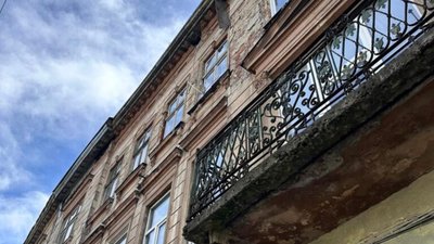 У Львові помітили аварійний фасад