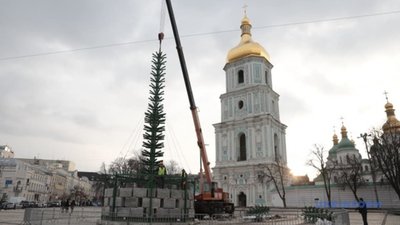 У Києві на Софіївській площі почали встановлювати головну ялинку (ФОТО)