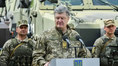 Після збільшення доплат військові на передовій отримуватимуть понад 1 тис. доларів на місяць - Порошенко