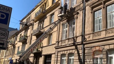У Садового побачили, що у Львові фасад будинку падає на людей (ФОТО)