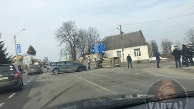 На Львівщині перекинувся автомобіль (ВІДЕО)