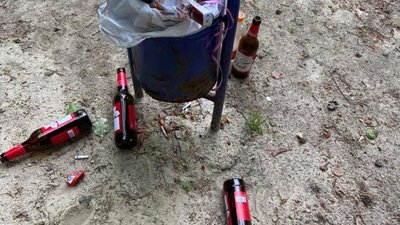 У Львові дитячий майданчик закидали пляшками з під пива (ФОТО)