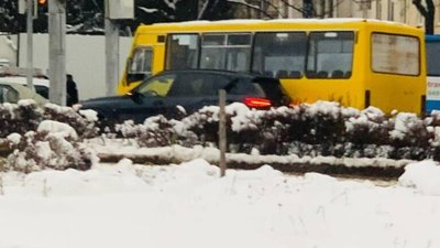У Львові маршрутка не розминулась із елітним автомобілем (ФОТО)