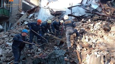У Запоріжжі продовжують розбирати завали після вчорашніх обстрілів: 11 загиблих