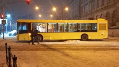У центрі Львова автобус перекрив рух транспорту (ФОТО)