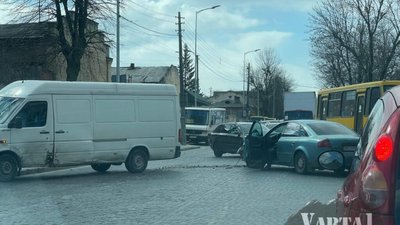 На Личаківській не розминулись автомобілі (ФОТО)
