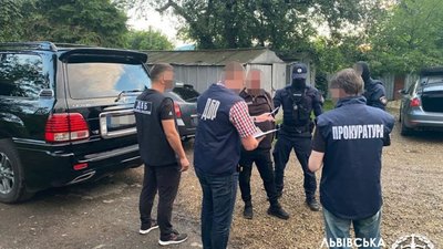 Щомісячні побори з підлеглого – затримано начальника підрозділу патрульної поліції (ФОТО)