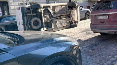 У центрі Львова перекинувся автомобіль
