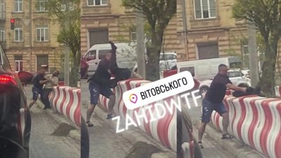 У Львові чоловік намагався залізти в автівку до людей