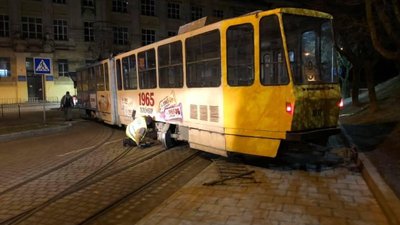 У Львові ремонтують вагон, який зійшов з колії (ФОТО)