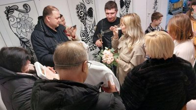 В бомбосховищі на Одещині побралася пара