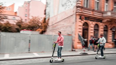 Львів’ян закликають пересуватися містом на електросамокатах та скутерах