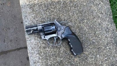 У центрі Львова хуліган погрожував перехожому зброєю