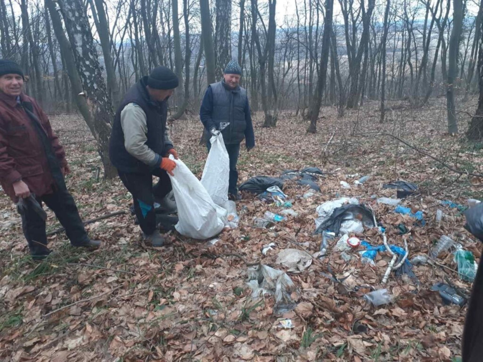 Лісівники у ДП «Львіський лісгосп» спільно з небайдужими мешканцями прибрали у лісі
