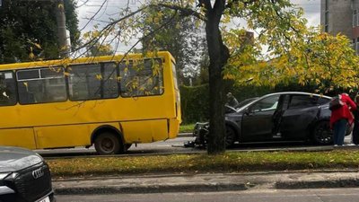 У Львові Тесла не розминулась із маршруткою