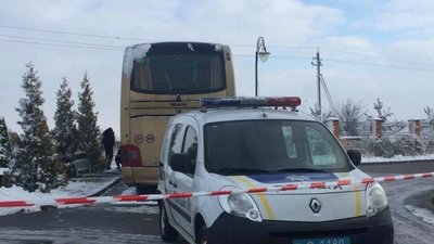На стоянці під Львовом невідомі вибухівкою пошкодили автобус, який перевозив польських туристів