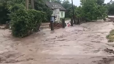 У селах на Буковині через сильну зливу розмило дороги та підтопило будинки (ВІДЕО)
