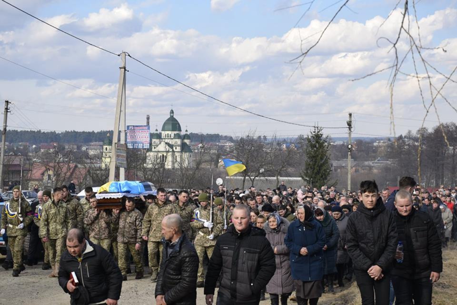 Як на Львівщині тисячі людей провели в останню путь Героя України. Фото: Яворівська РДА.