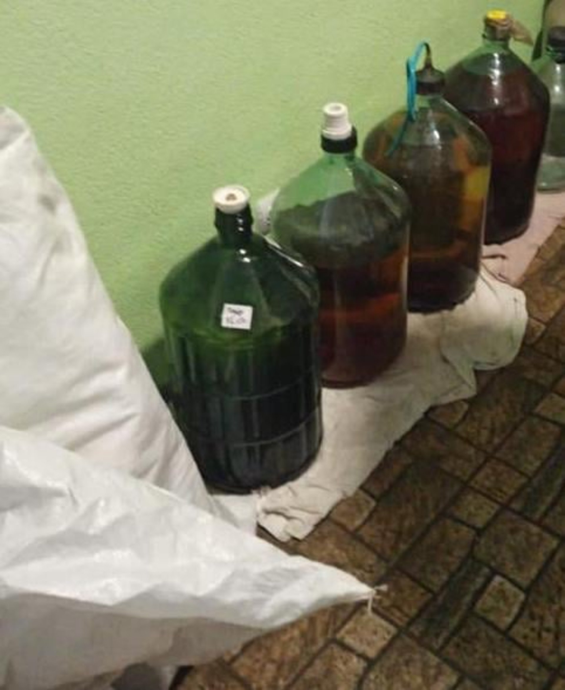 На Львівщині розкрили злочинну схему виготовлення фальсифікованого алкоголю та тютюнових виробів