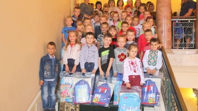 Півсотні дітей учасників АТО отримали шкільні ранці у рамках акції «Підготуй дитину Героя до школи» (ФОТО)