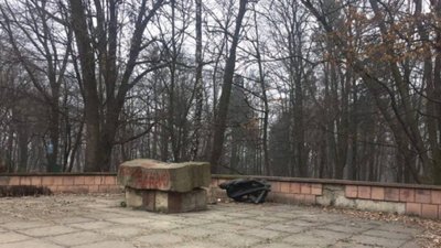 У Львові невідомі звалили пам'ятник комуністу