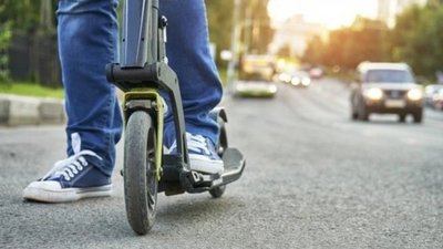 У Львові 13-річний хлопець на електросамокаті врізався у Toyota та потрапив до лікарні