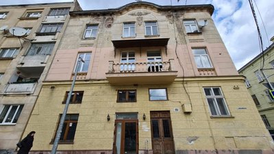 Як у Львові «ґвалтують» австрійські будинки пластиковими дверима (ФОТО)