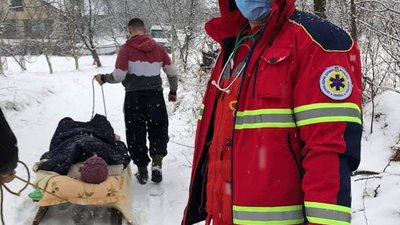 На Львівщині медикам «швидкої» довелося везти хвору з інфарктом саньми (ФОТО)
