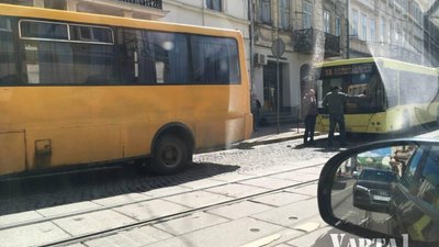 У Львові не розминулись дві маршрутки (ФОТО)