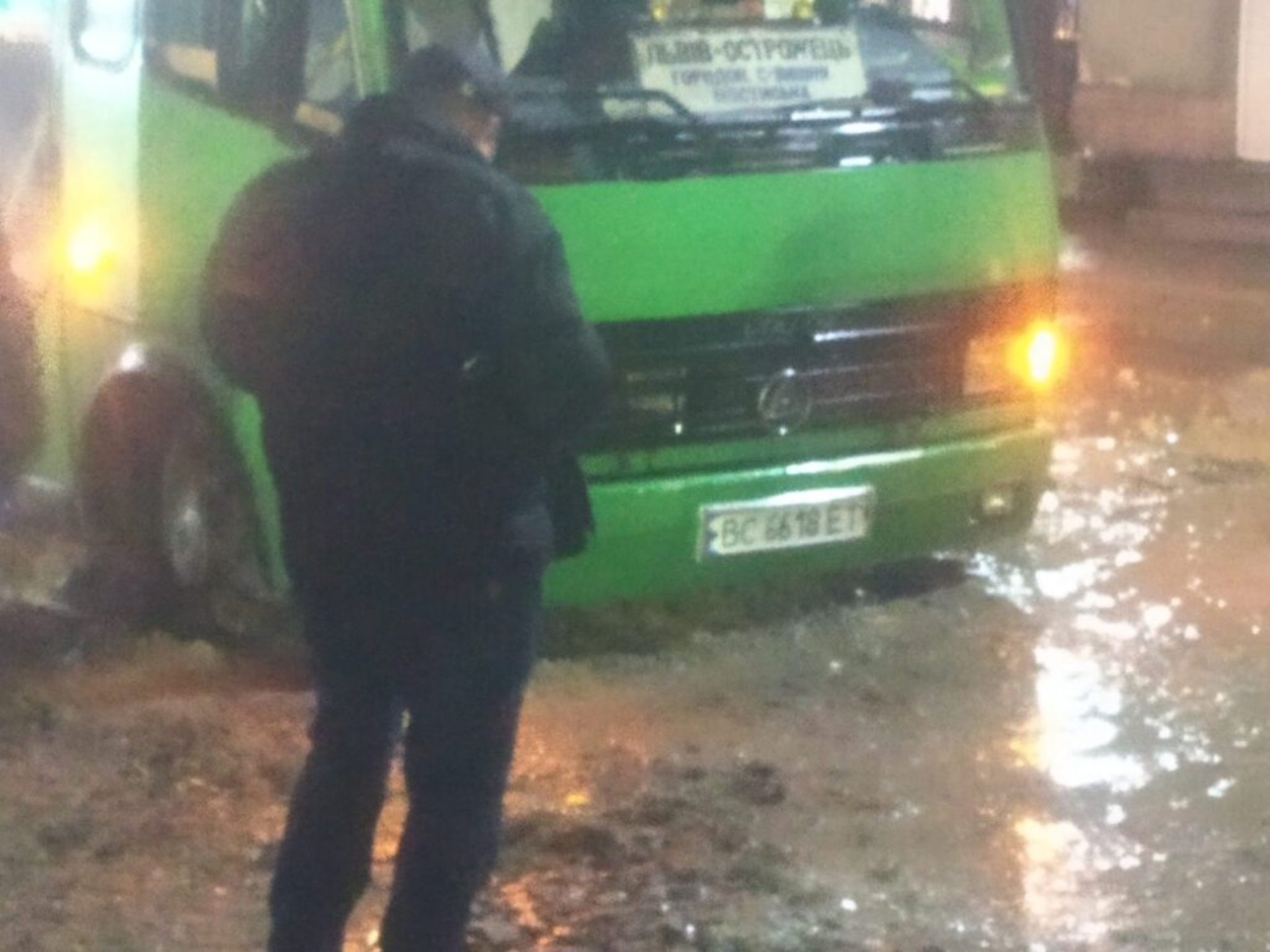 На Львівщині на дорозі провалилась маршрутка, фото Варта-1
