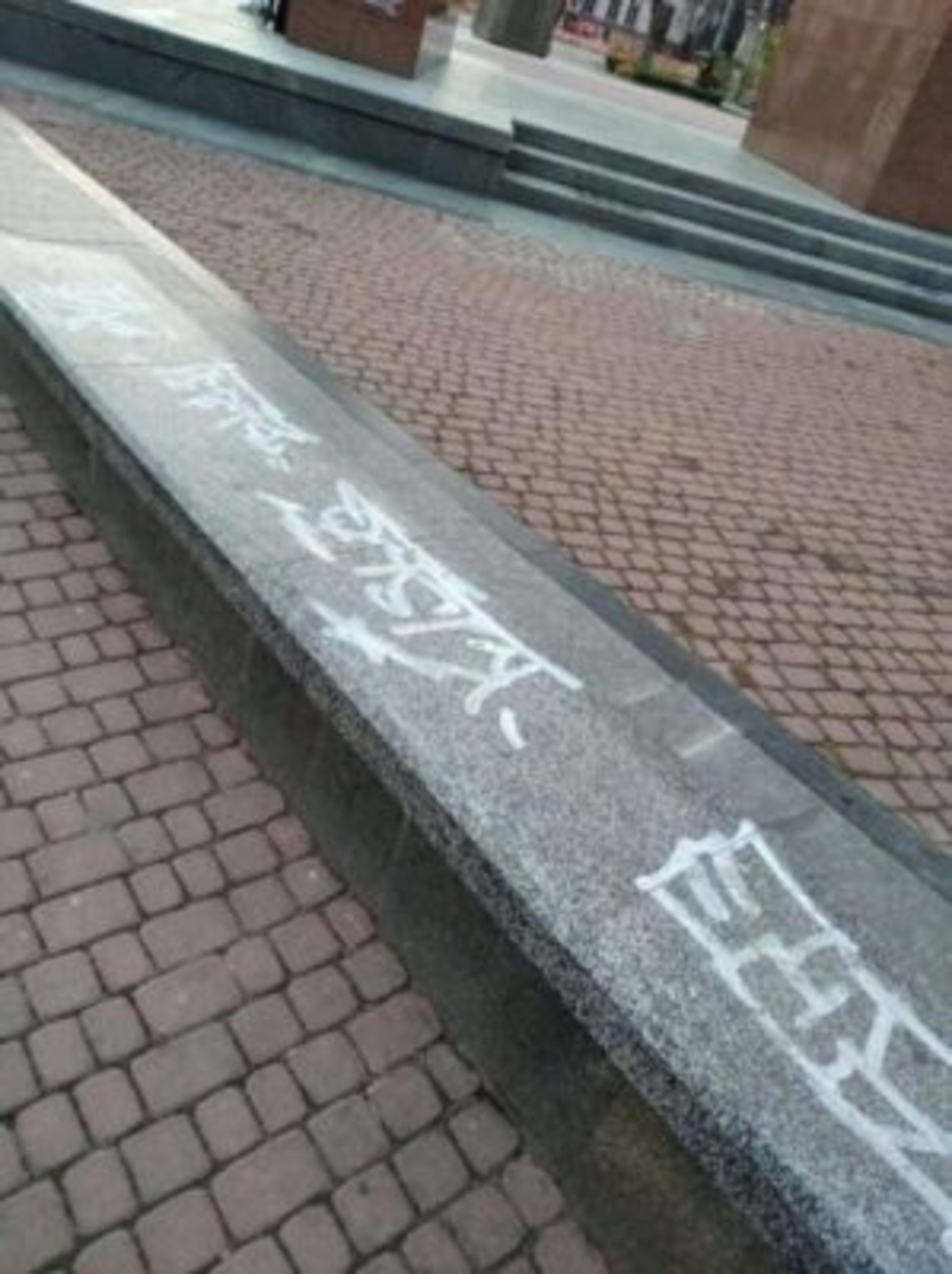 У Львові невідомі розмалювали пам’ятник Степану Бандері, фото Типовий Львів