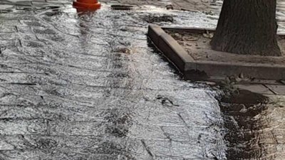 У Львові вода витікає на тротуар