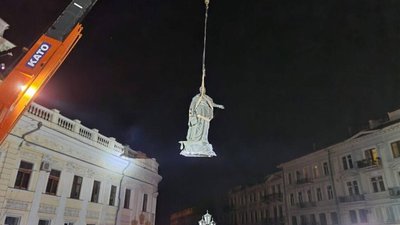В Одесі демонтували пам’ятник Катерині ІІ (ФОТО, ВІДЕО)