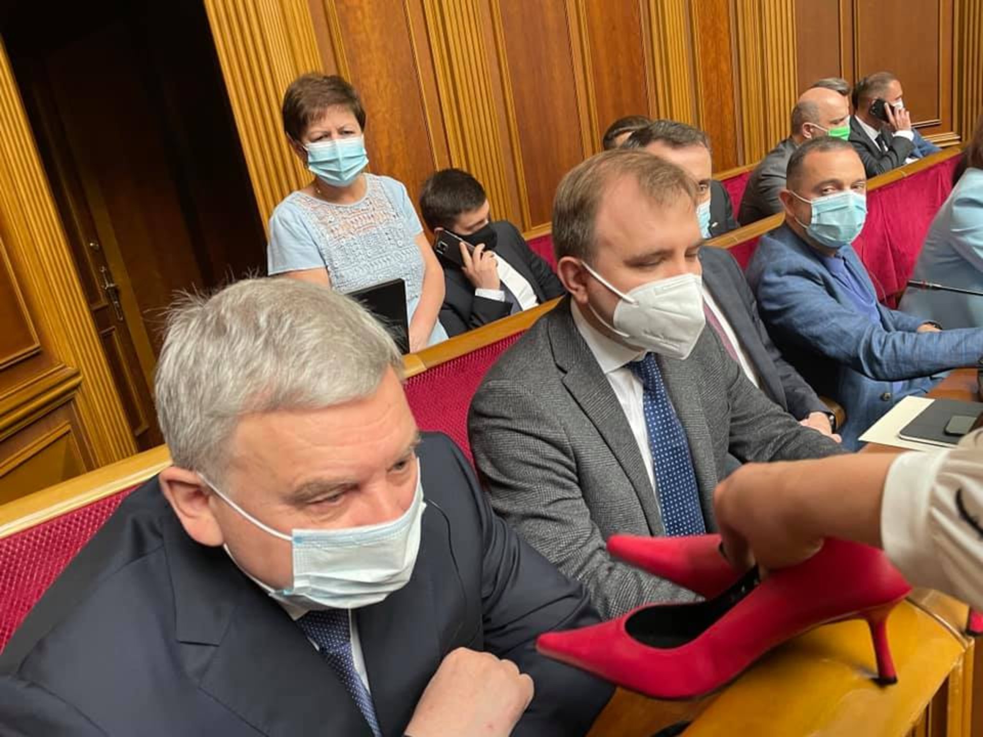 Міністру оборони Тарану подарували жіночі туфлі, фото Ірина Геращенко