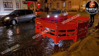 У Львові посеред вулиці утворилося провалля (ФОТО, ВІДЕО)