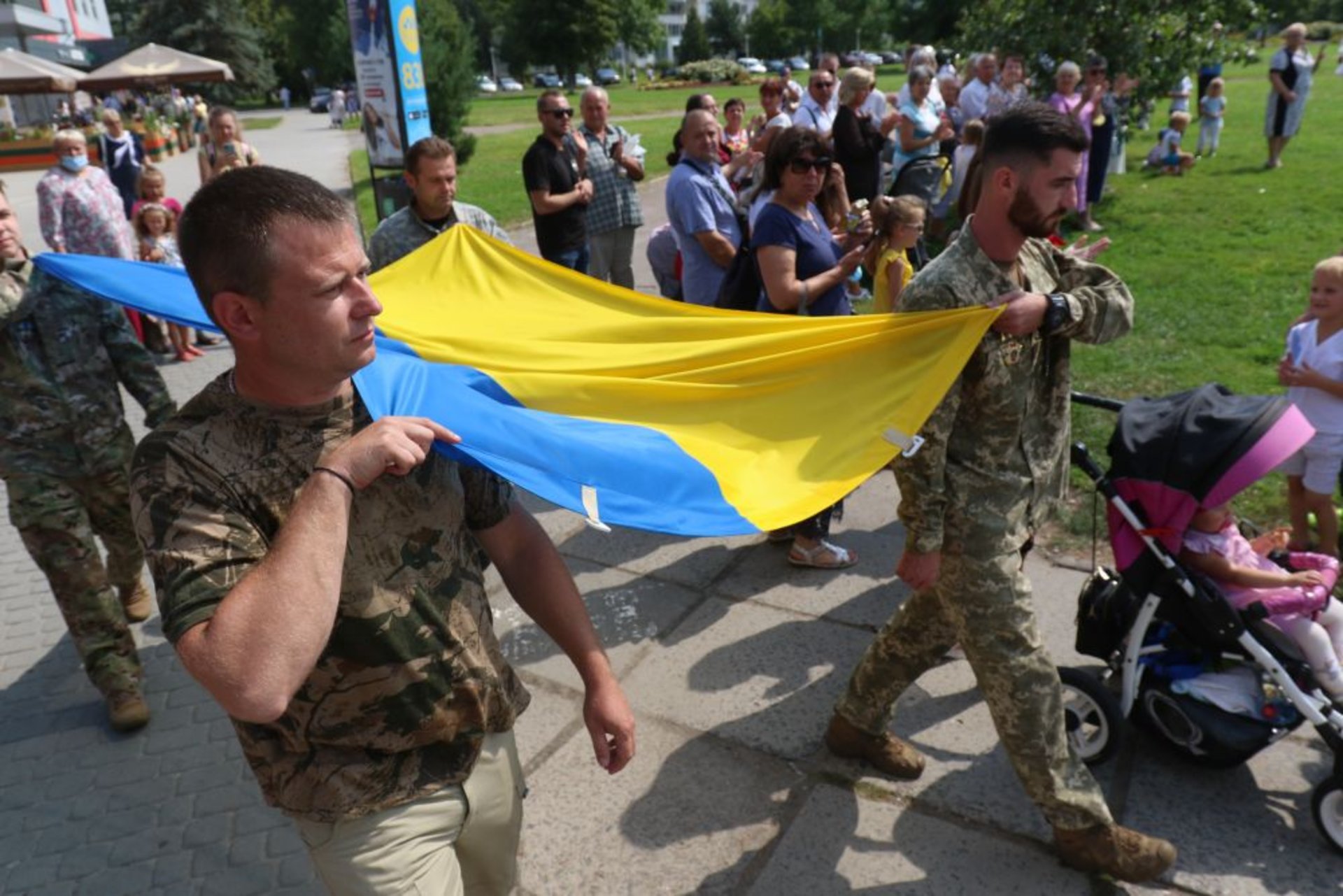 На площі біля Центру Довженка замайорів національний стяг, фото ЛМР