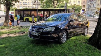 У центрі Львова на газоні запаркувався автомобіль (ФОТО)