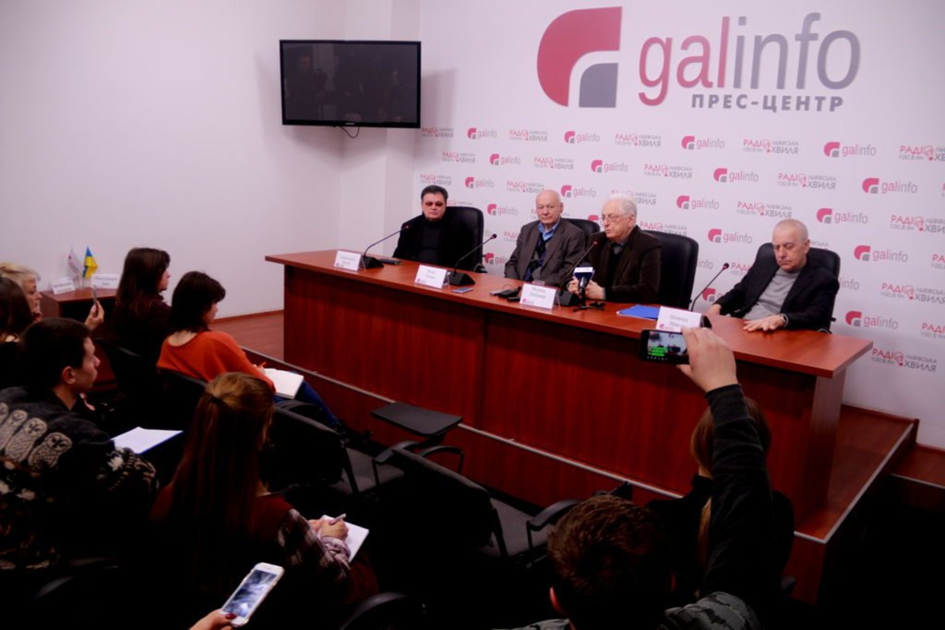 Лауреати Шевченківської премії розповіли, чому підтримують Порошенка. Фото 4studio