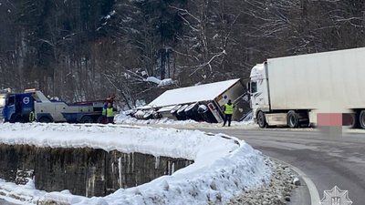 На трасі Київ - Чоп частково перекрили рух (ФОТО)